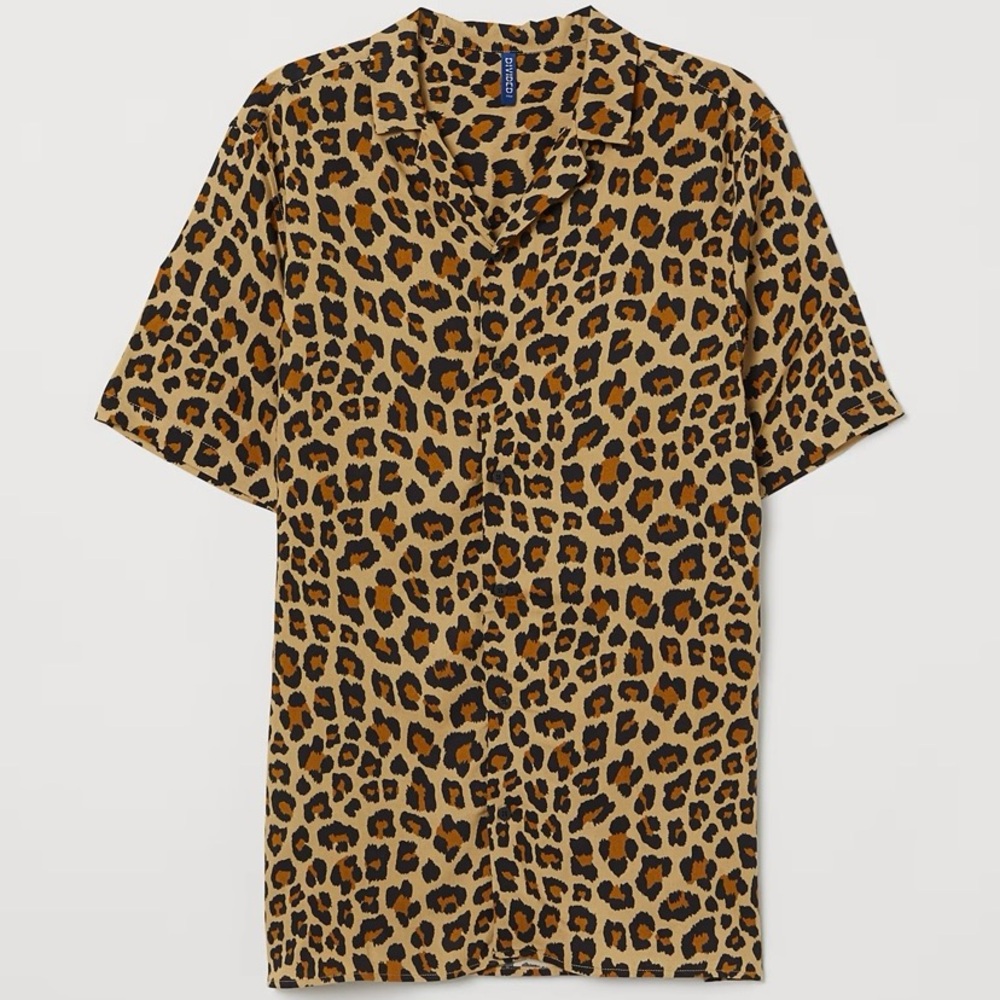 Men’s DIVIDED H&M Short Sleeve Button Down Shirt in Cheetah Print, Size Small
